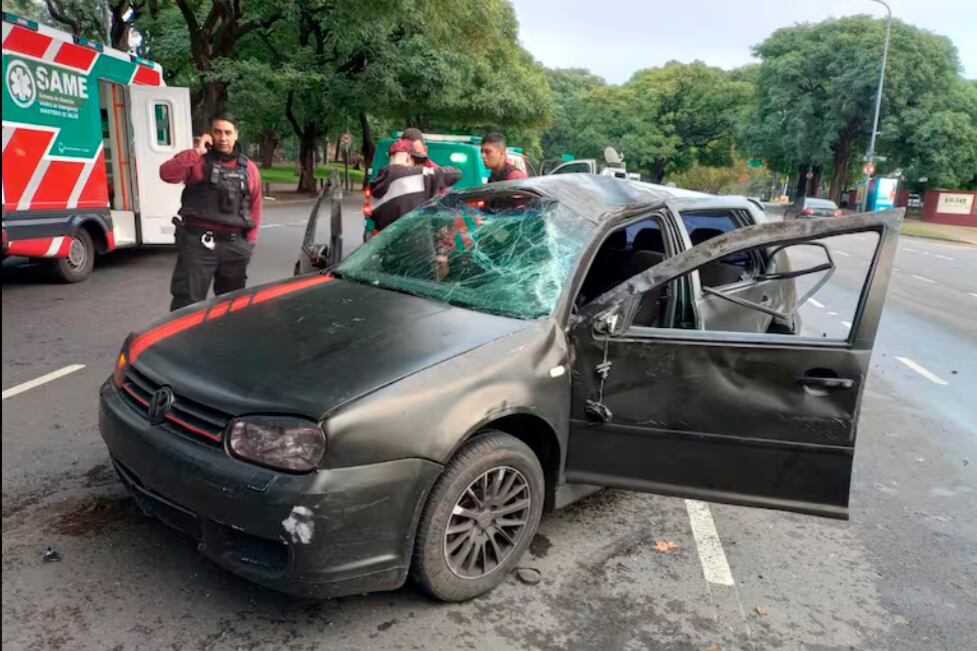 El Volkswagen Gol que chocó y volcó en Palermo