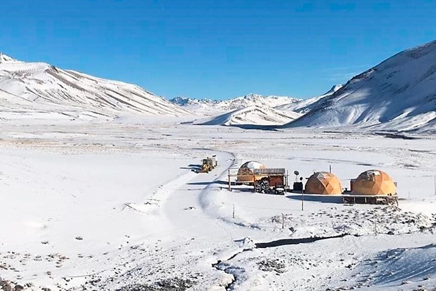 En las tierras en conflicto, se montó un centro de esquí boutique al que sólo se puede acceder por vía aérea.