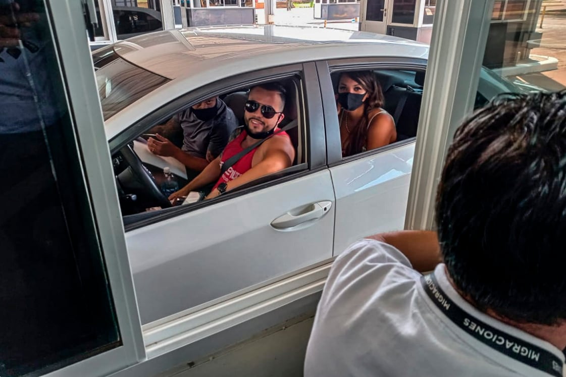 Los primeros turistas brasileros que ingresaron al país este lunes.
