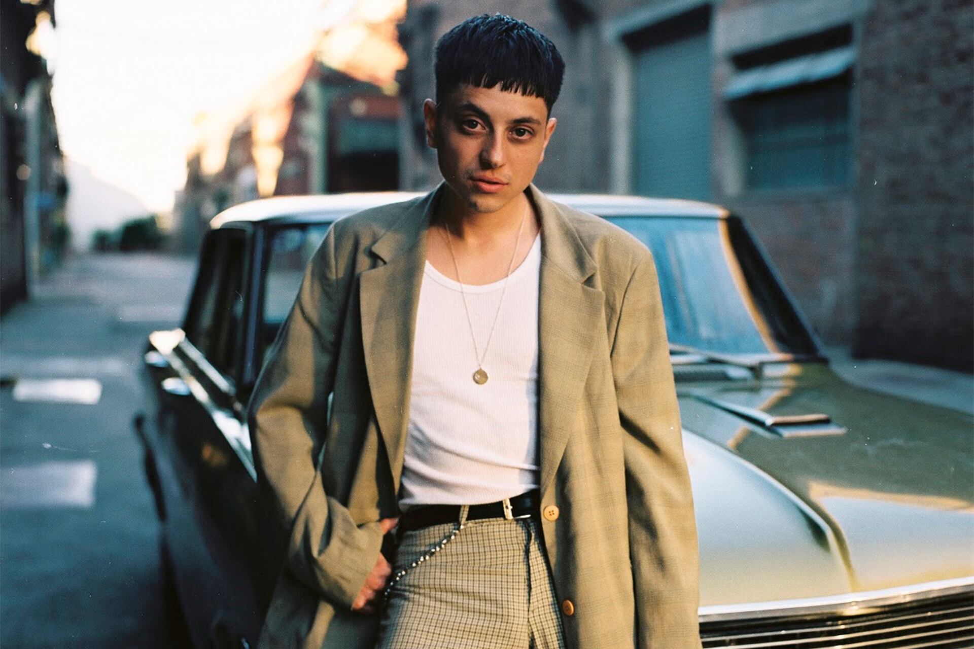 Paco Amoroso cortó Fatal, una canción relajada y de corte livianamente disco, producida por la dupla Babyboom.