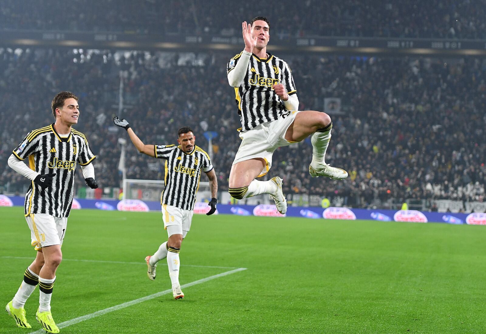 El serbio Vlahovic marcó doblete para la Juve escolta