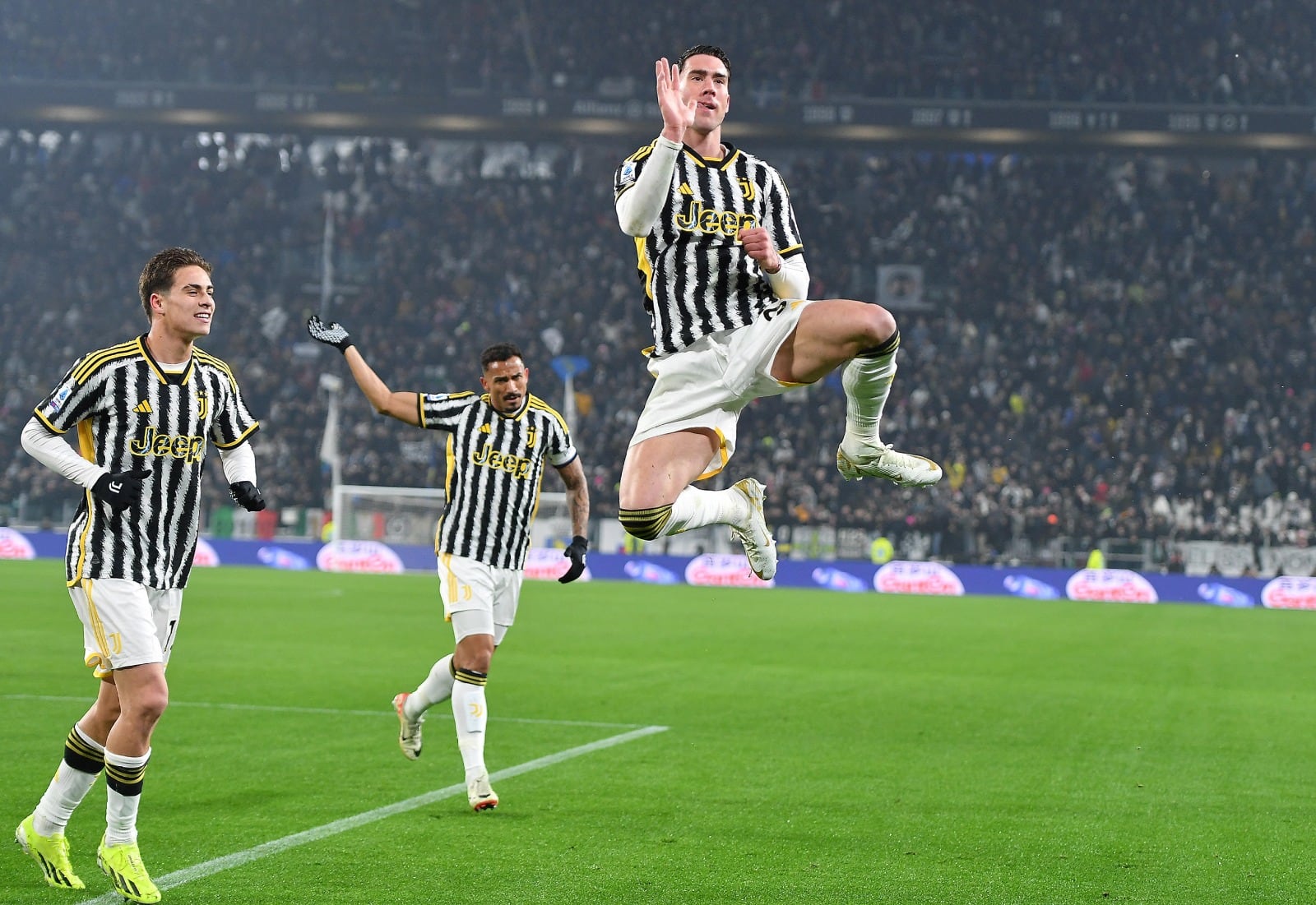 El serbio Vlahovic marcó doblete para la Juve escolta