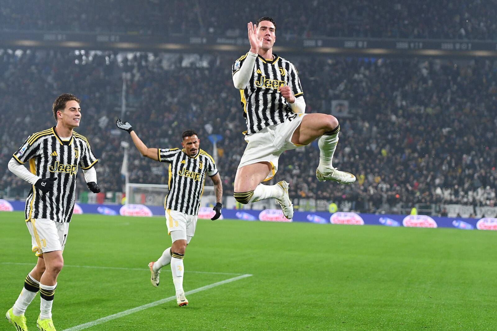 El serbio Vlahovic marcó doblete para la Juve escolta