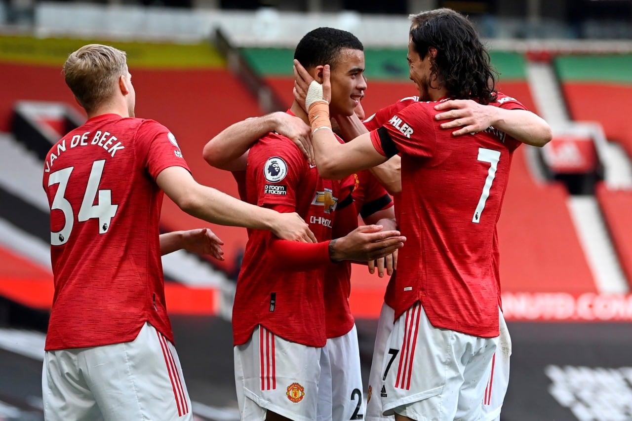 Cavani, que luego anotaría un gol, festeja el doblete de Greenwood.