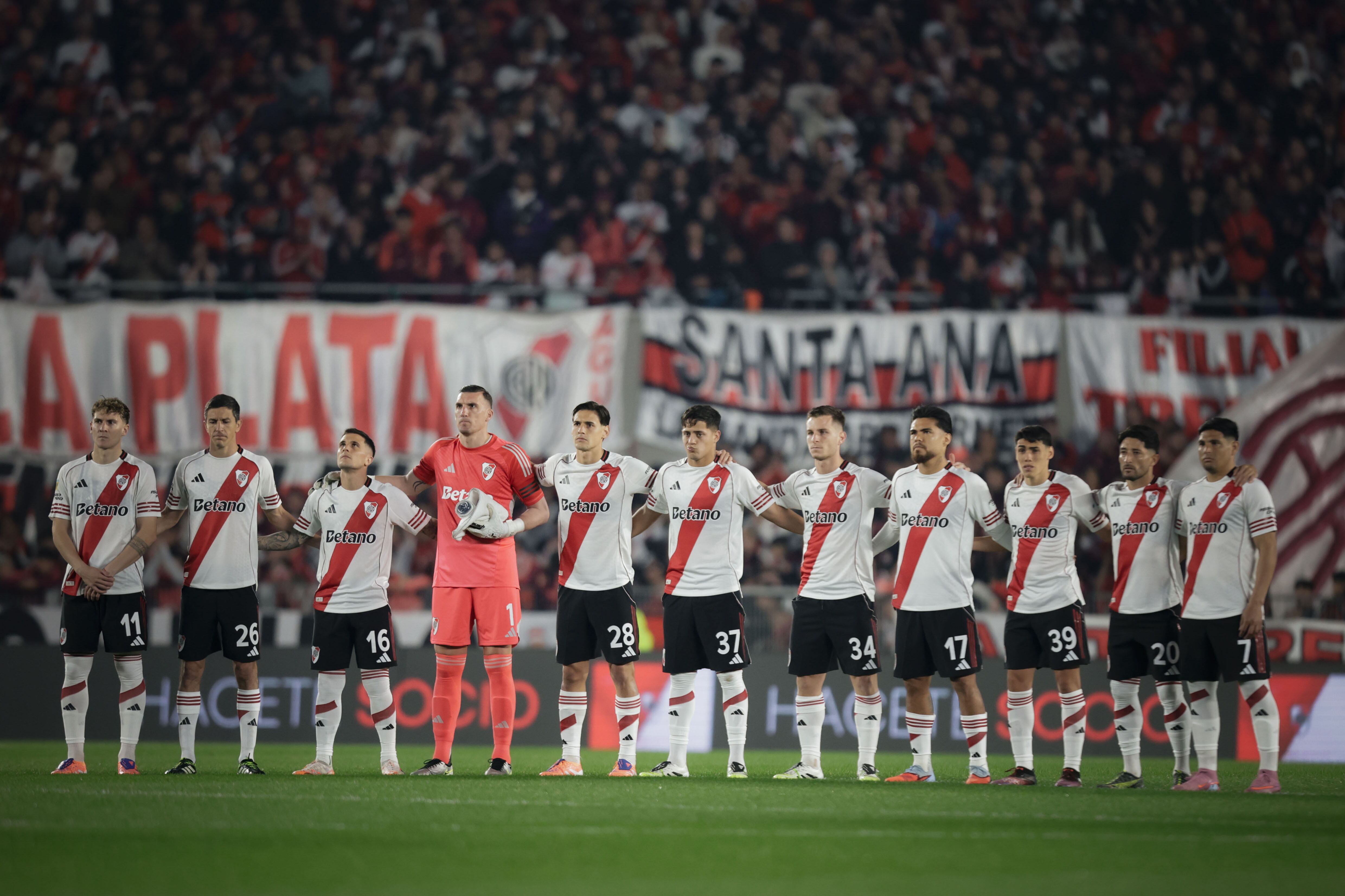 El respetuoso homenaje de los jugadores de River en el partido ante Sarmiento