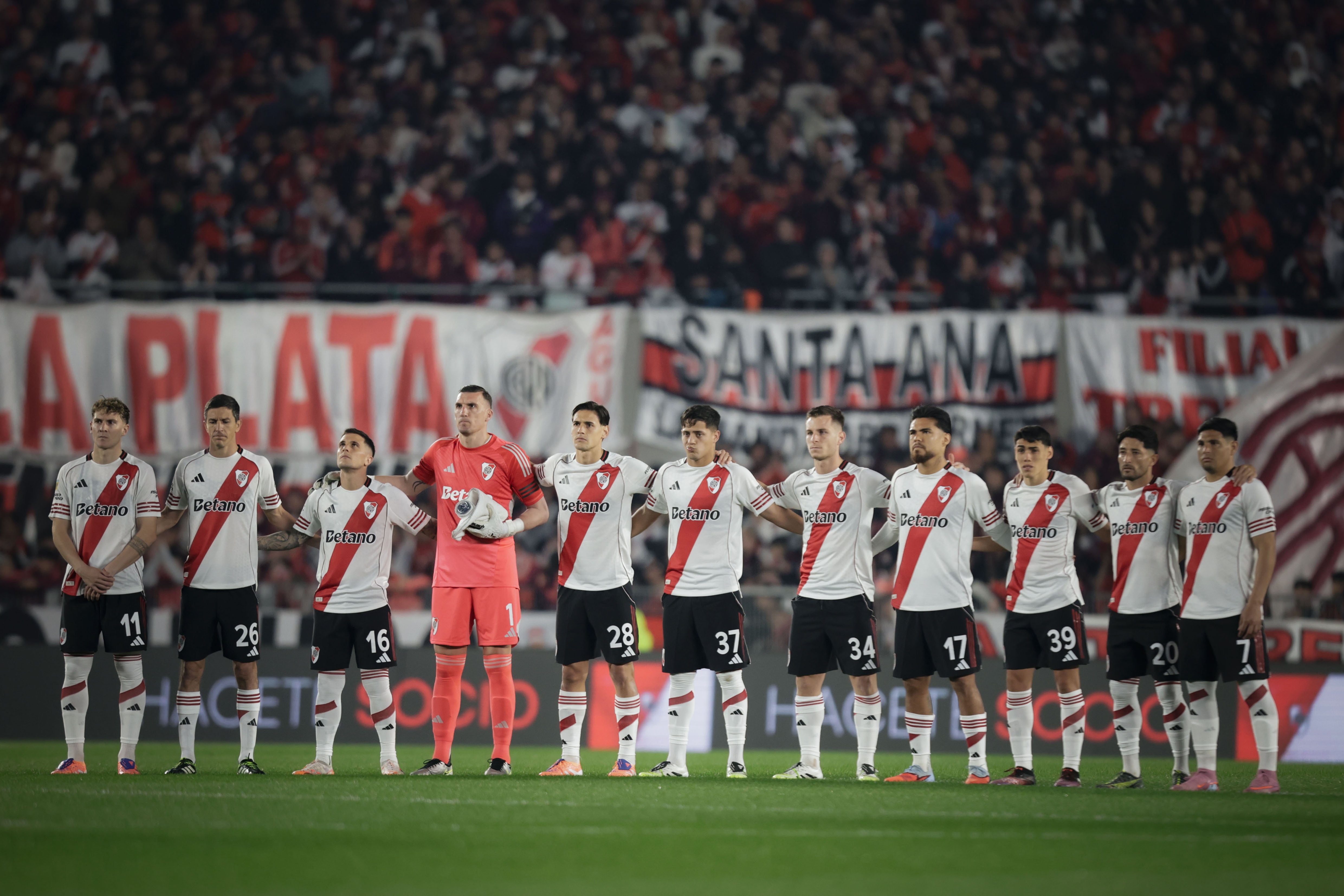 El respetuoso homenaje de los jugadores de River en el partido ante Sarmiento
