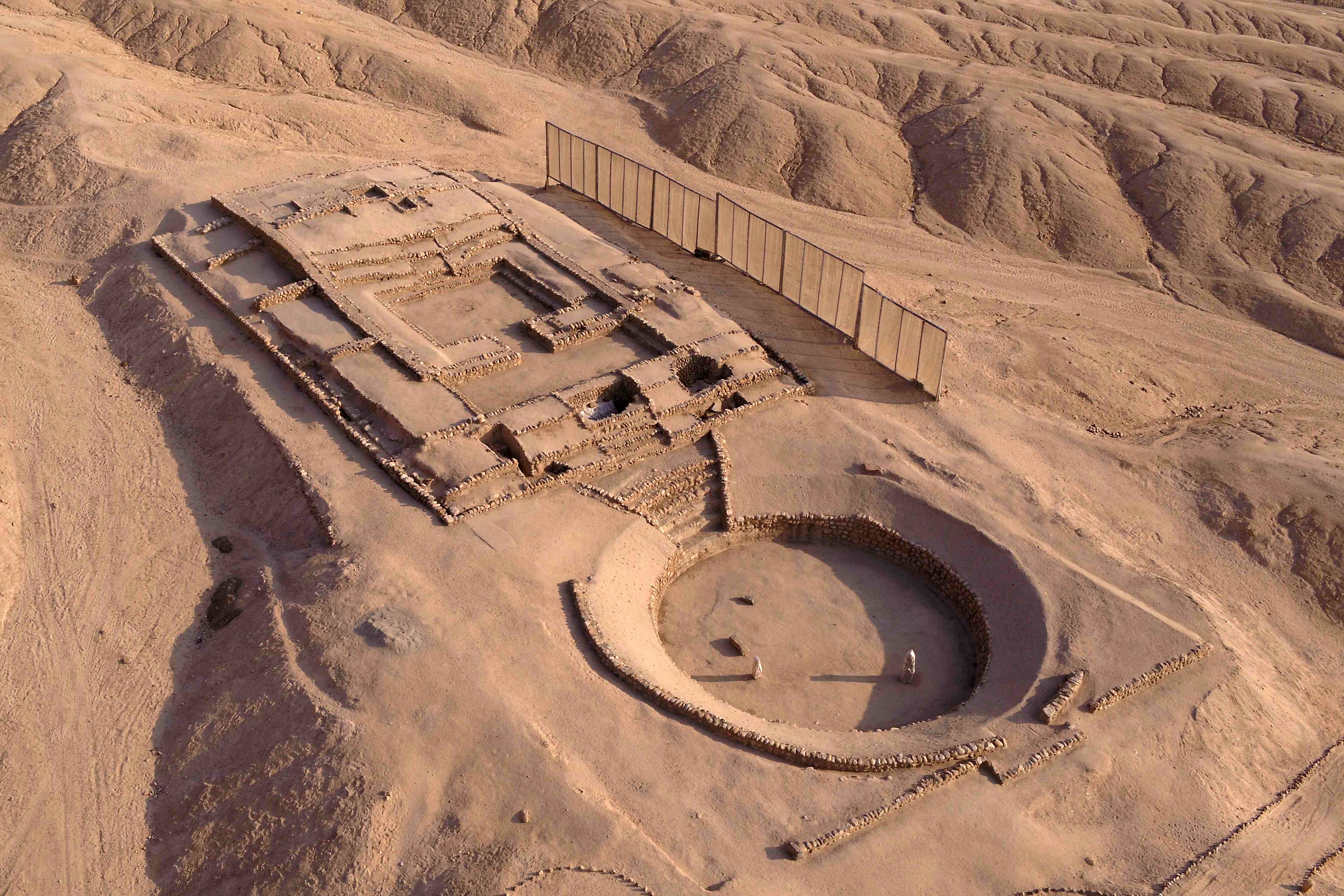 La milenaria plaza central de Peñico.