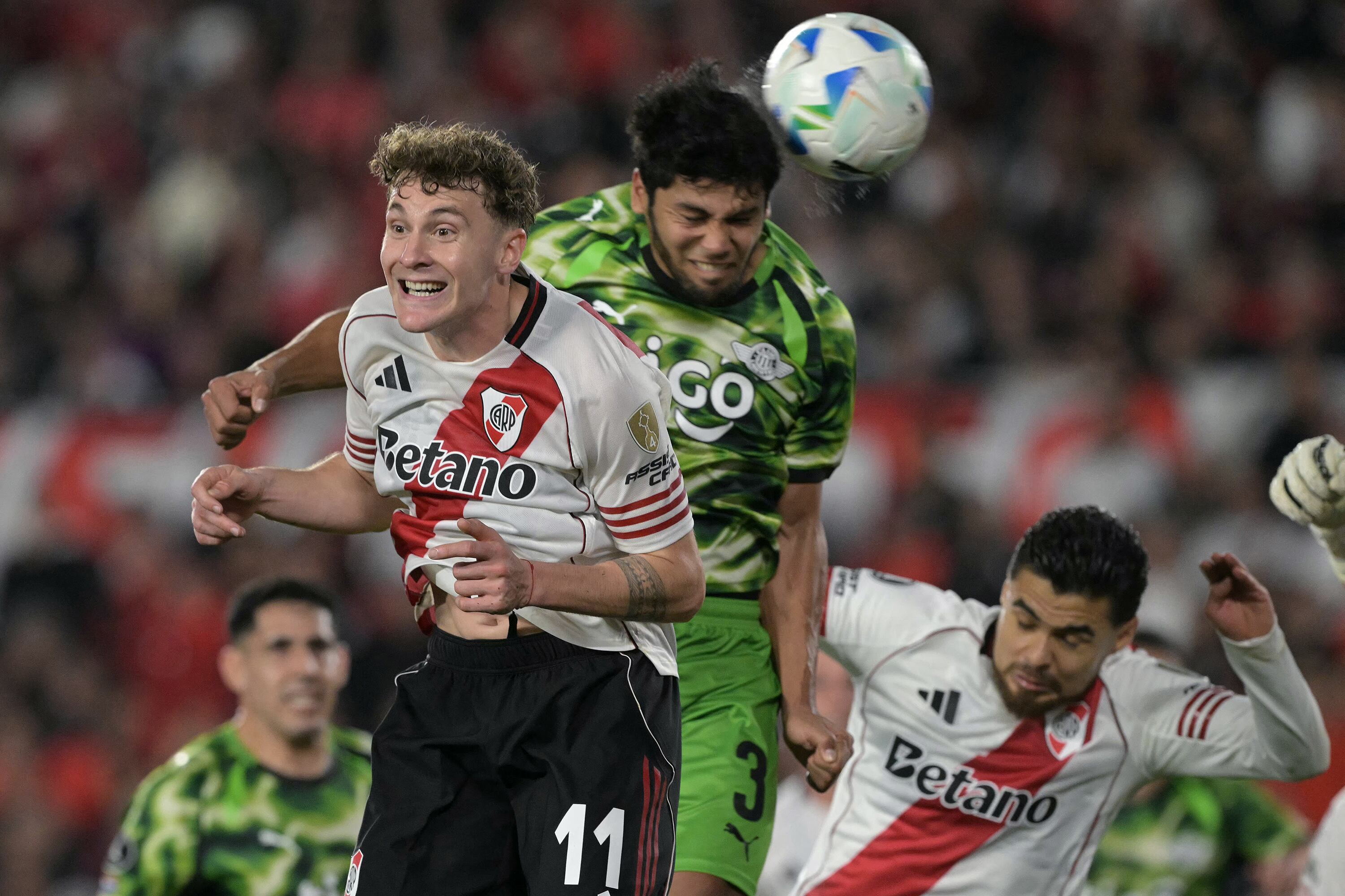 Robert Rojas cabecea en el área chica de River y convierte el empate