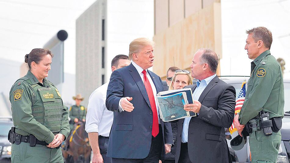 El mandatario recibió información sobre un muro en California durante su visita al estado.