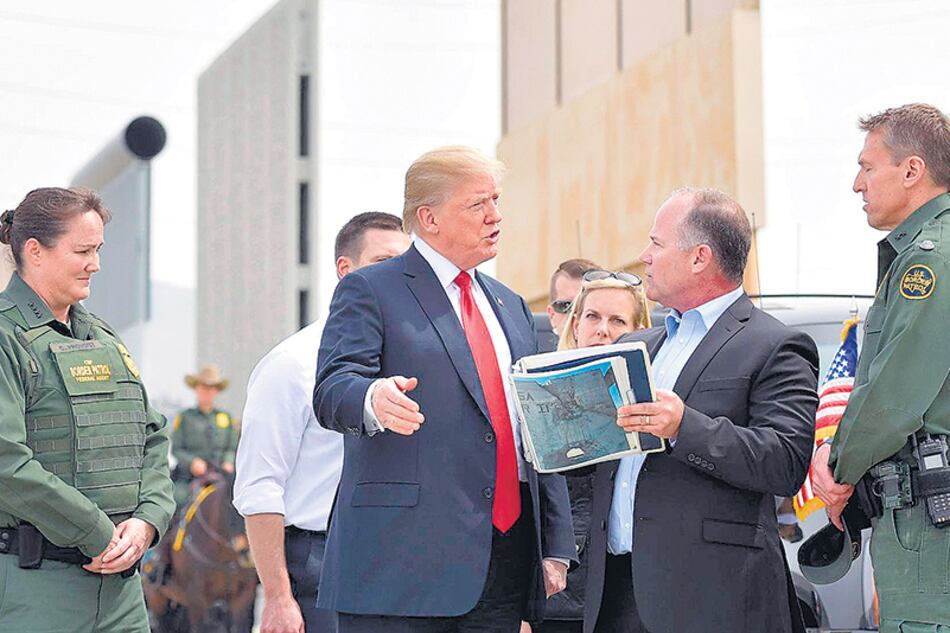 El mandatario recibió información sobre un muro en California durante su visita al estado.
