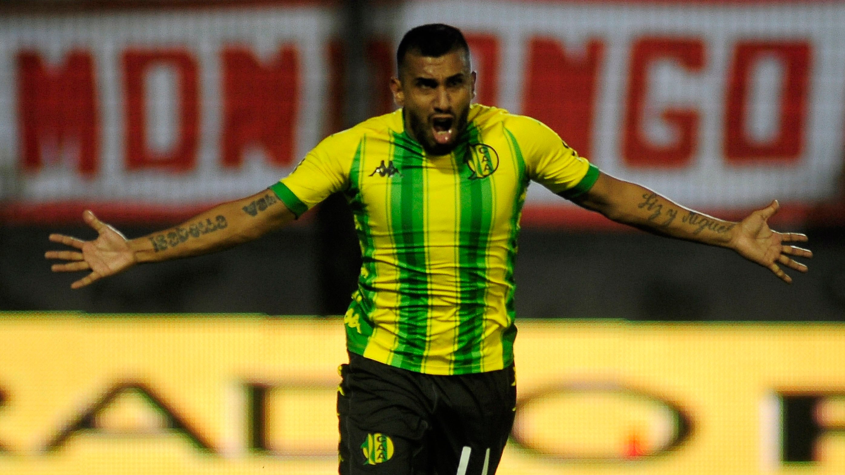 Chávez festeja el segundo de Aldosivi, que le ganó a Estudiantes.