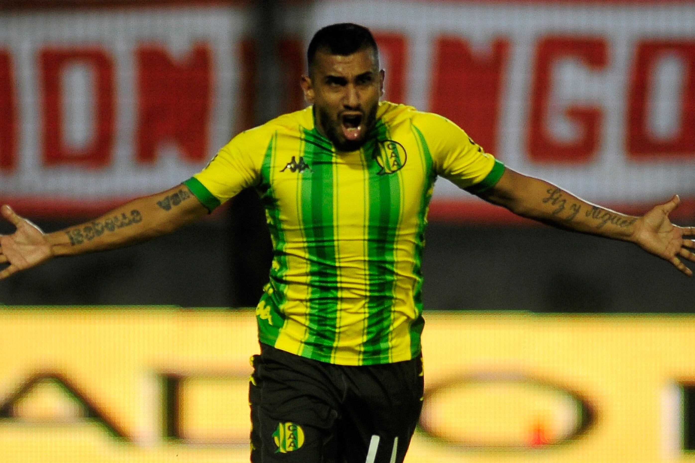 Chávez festeja el segundo de Aldosivi, que le ganó a Estudiantes.