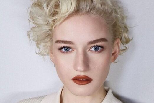 Julia Garner, ¿La elegida? La actriz es la favorita para interpretar a Madonna. Imagen: Instagram oficial Julia Garner.