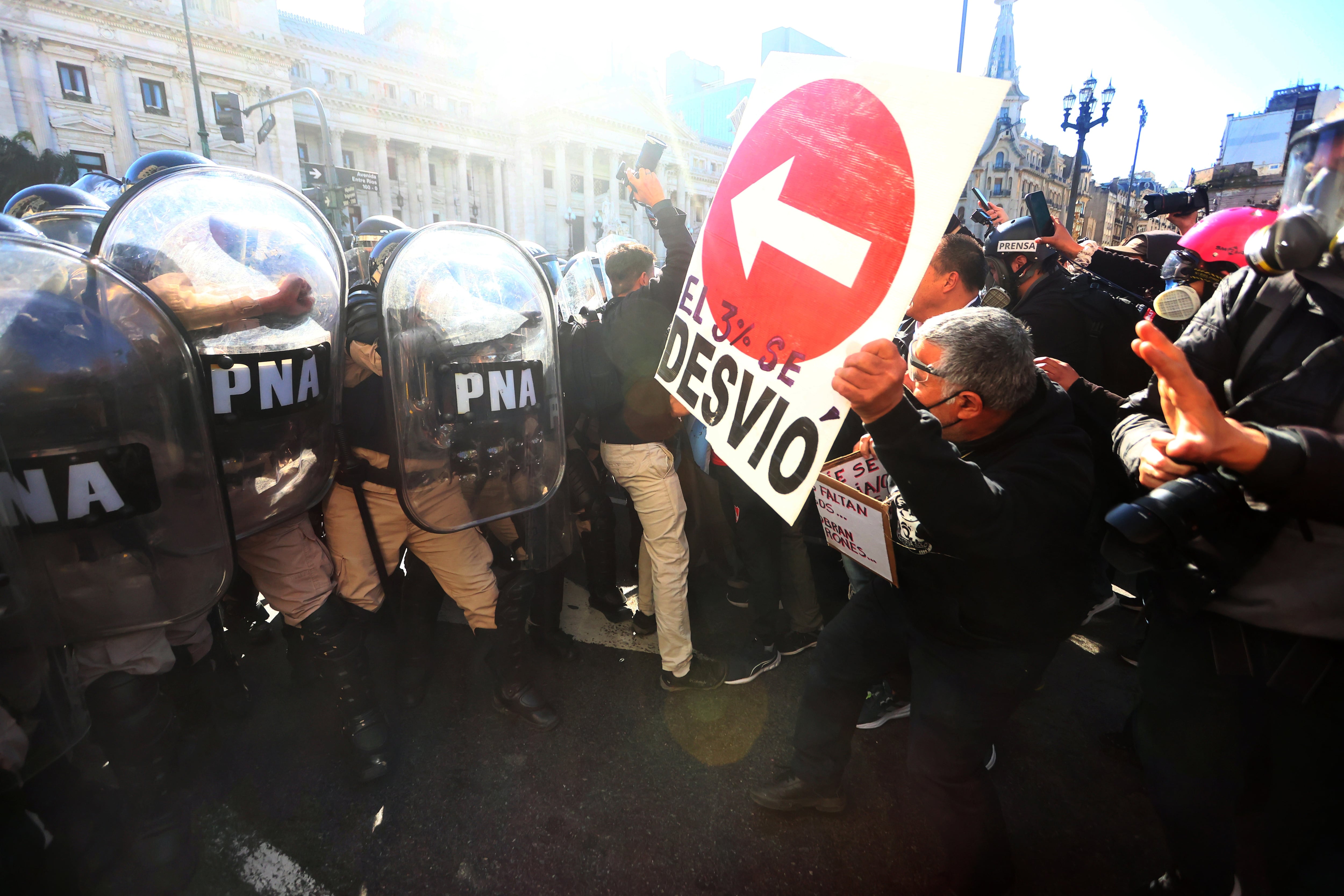 La Prefectura ayer durante la represión frente al Congreso.