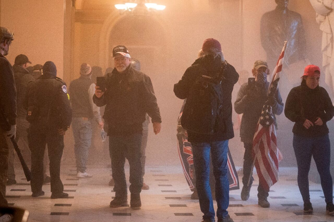 Los manifestantes, dentro del Capitolio.