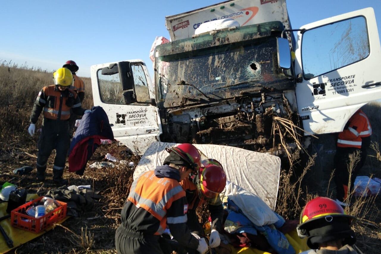 Un grupo persiguió a Jara por la ruta, lo alcanzó, lo pasó y le lanzó una piedra-proyectil que produjo un gigantesco agujero en el frente del camión, y su muerte.