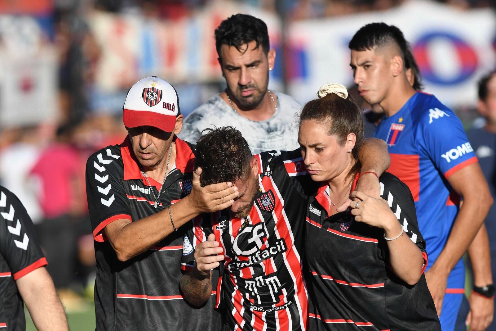 Brandán se retira del campo de juego tras la agresión