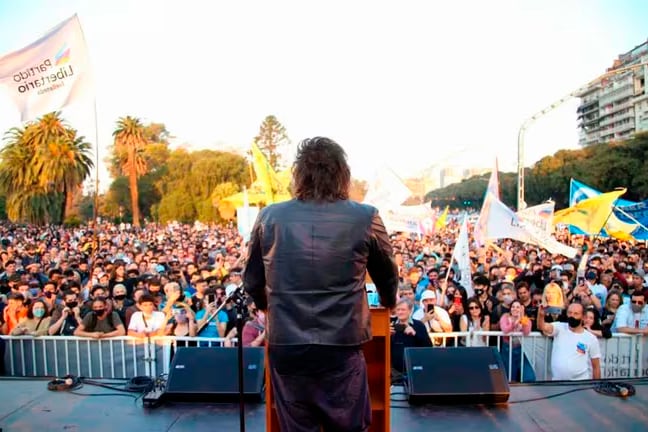 Milei habla a sus seguidores en Parque Lezama, en la campaña de 2021. 