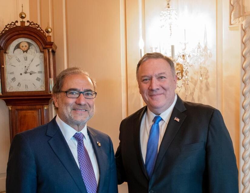 El embajador Jorge Argüello junto al secretario de Estado Mike Pompeo.
