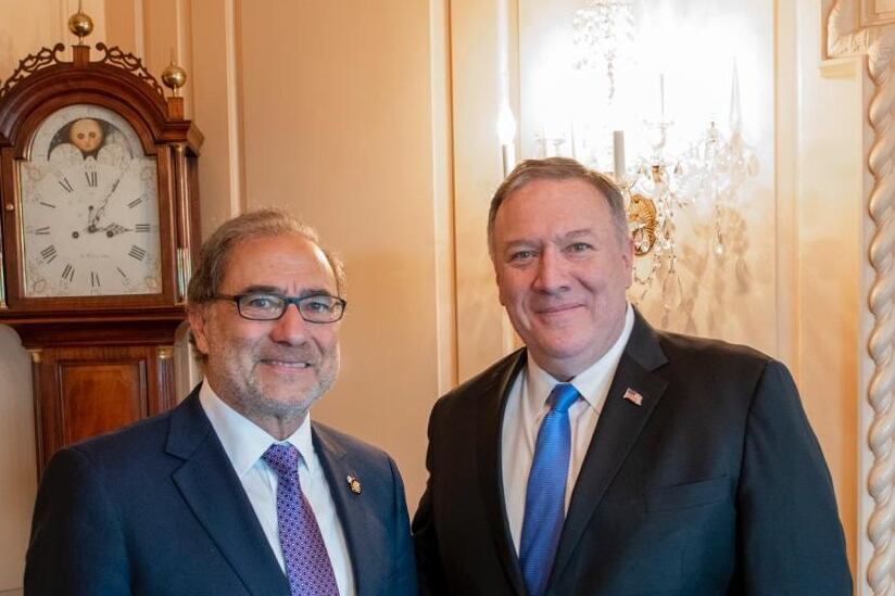 El embajador Jorge Argüello junto al secretario de Estado Mike Pompeo.