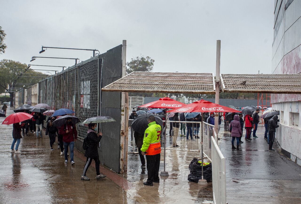 Los hinchas argentinos, bajo la lluvia por la Selección.