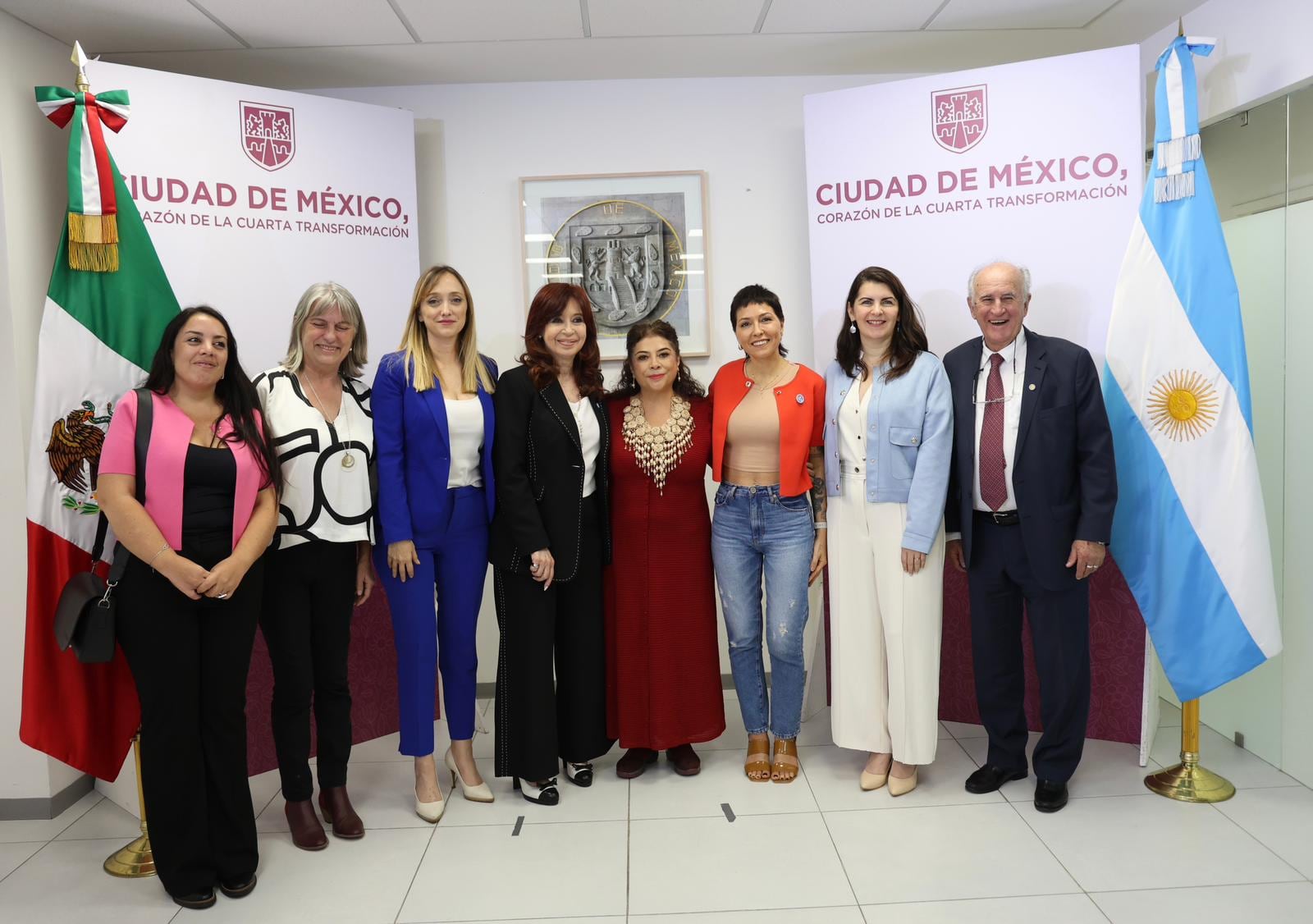 Cristina Kirchner y la comitiva que la acompañó junto a la mexicana Clara Brugada. 