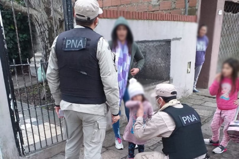 La niña finalmente expulsó el caramelo y fue llevada al hospital para más controles. Foto: PNA.