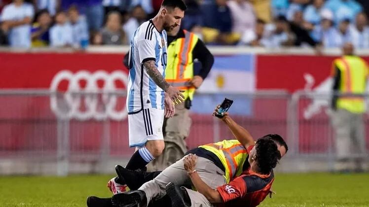 Un mendocino firmó su ingreso al campo de juego para saludar a Messi. 
