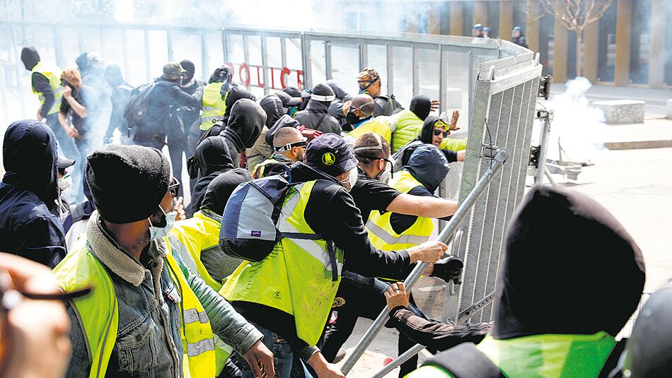 De los palos y los gases, en París, no se salva nadie cuando manifiestan los chalecos amarillos.