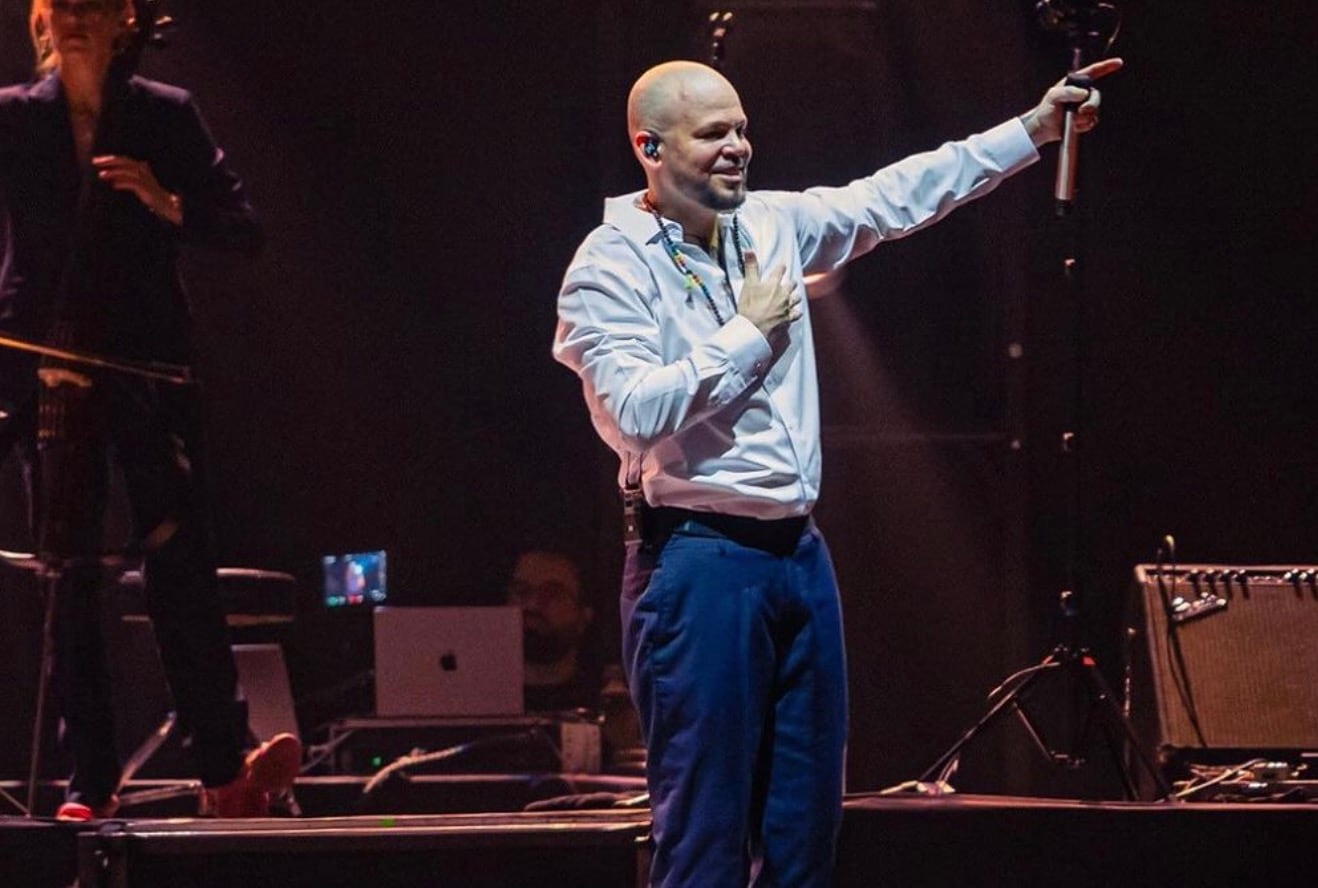 "La primera brincada la vamos a hacer en nombre de la educación pública, gratuita y de calidad", arengó el artista