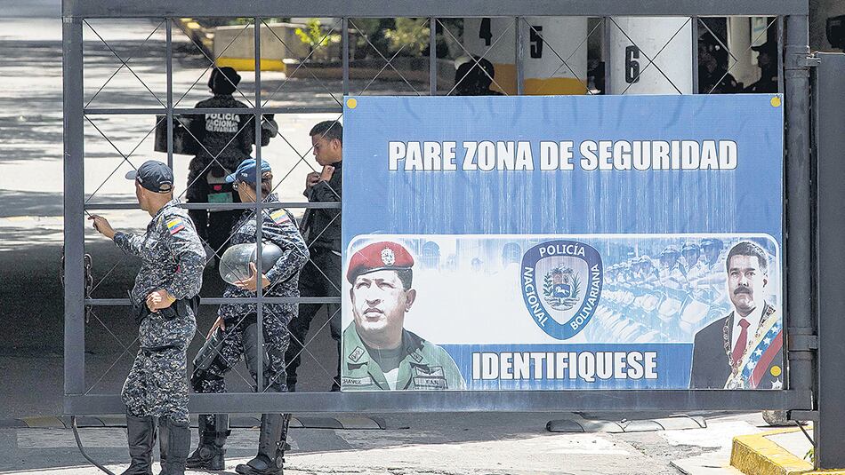Custodian la entrada a las oficinas del Servicio Bolivariano de Inteligencia Nacional en Caracas.