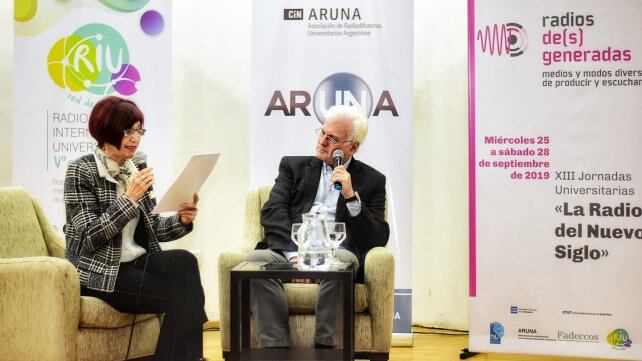 Carlos Ulanovsky en el encuentro de radios universitarias.