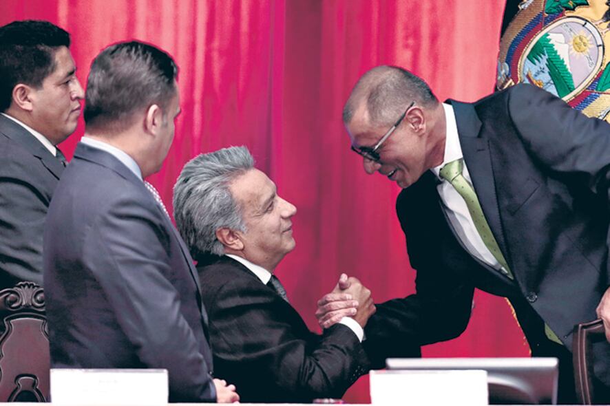 Moreno (centro) le da la mano a Glas una semana antes de asumir, en mayo pasado.