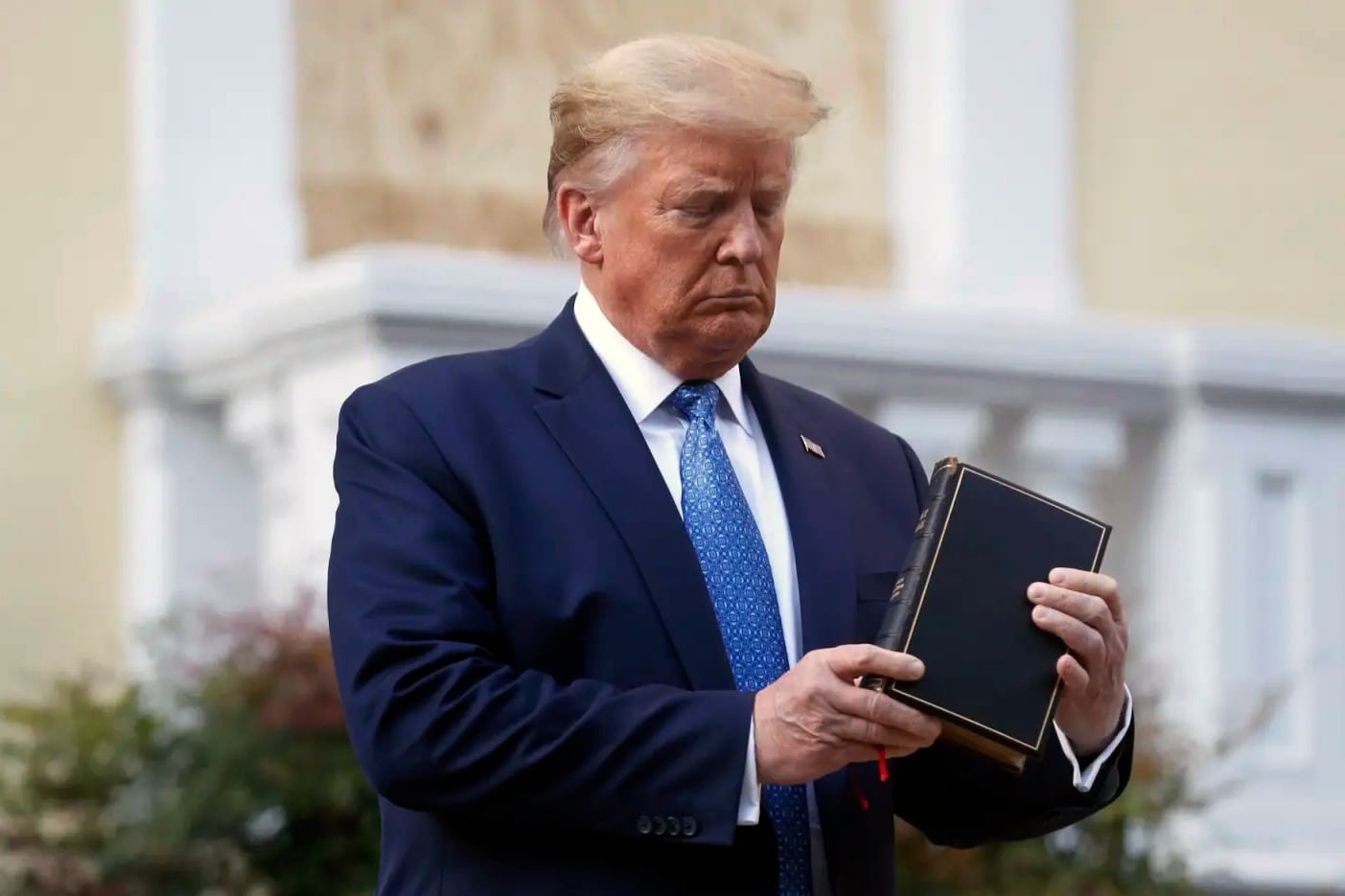 Donald Trump sostiene una Biblia.