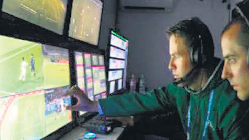 El VAR en acción durante la Copa de las Confederaciones.