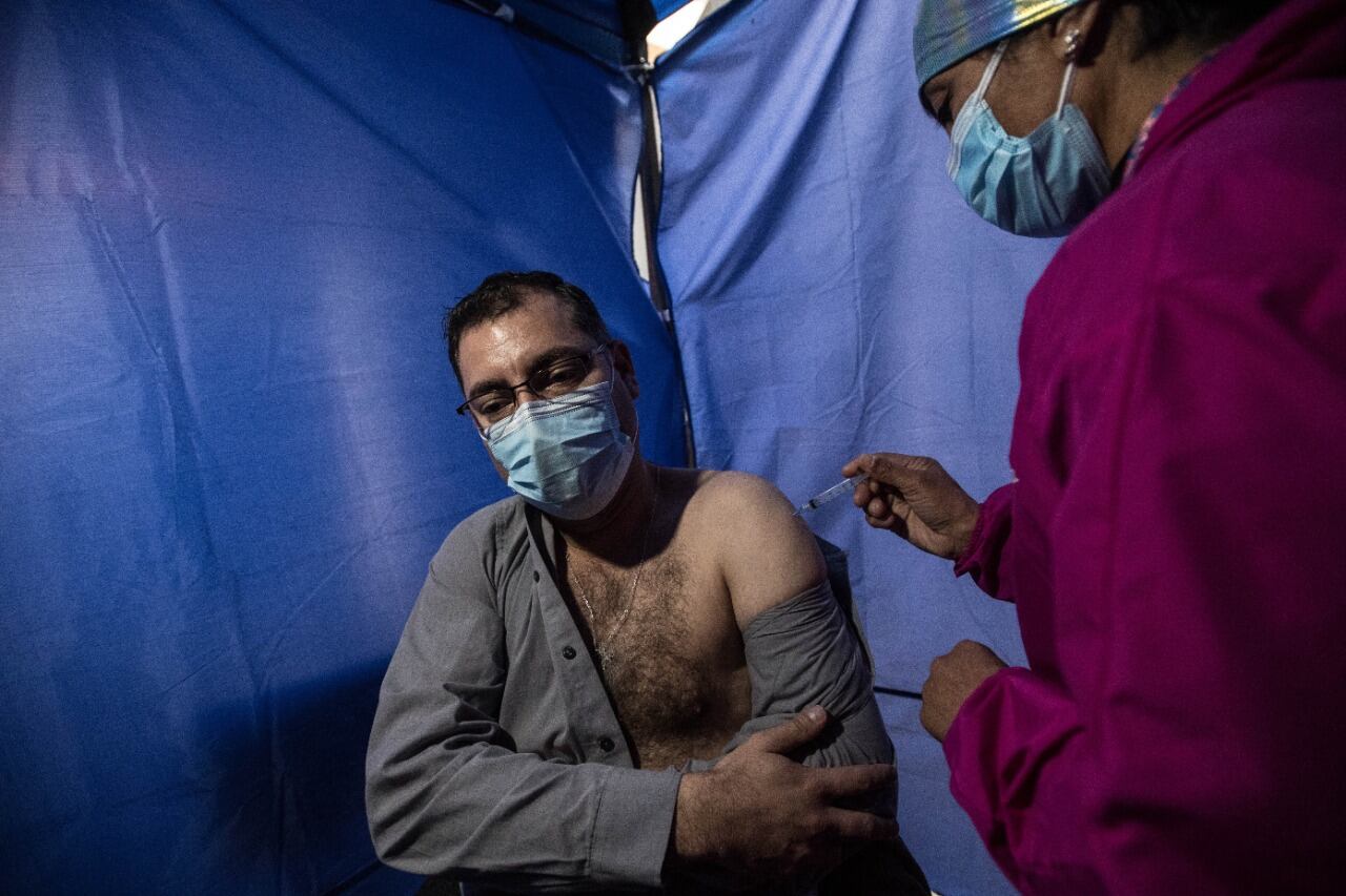 Aplican una dosis de la vacuna CoronaVac, de la empresa Sinovac, en Viña del Mar.