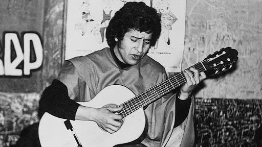 En 1973 el cantautor chileno Víctor Jara es asesinado en el Estadio Chile por la dictadura de Pinochet.