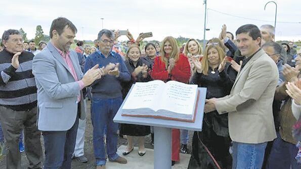La inauguración del monumento a la Biblia, en el partido de Magdalena. El intendente Peluso (izq.) aplaude.