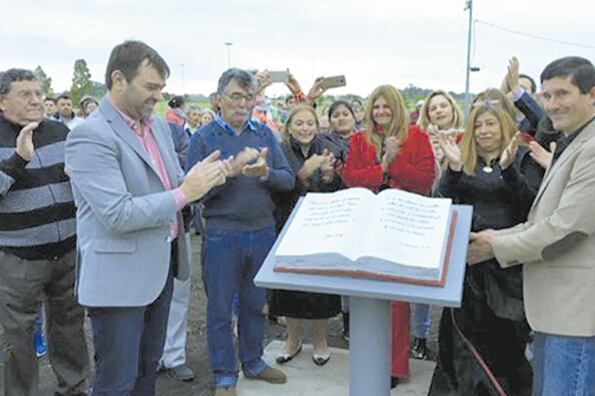 La inauguración del monumento a la Biblia, en el partido de Magdalena. El intendente Peluso (izq.) aplaude.