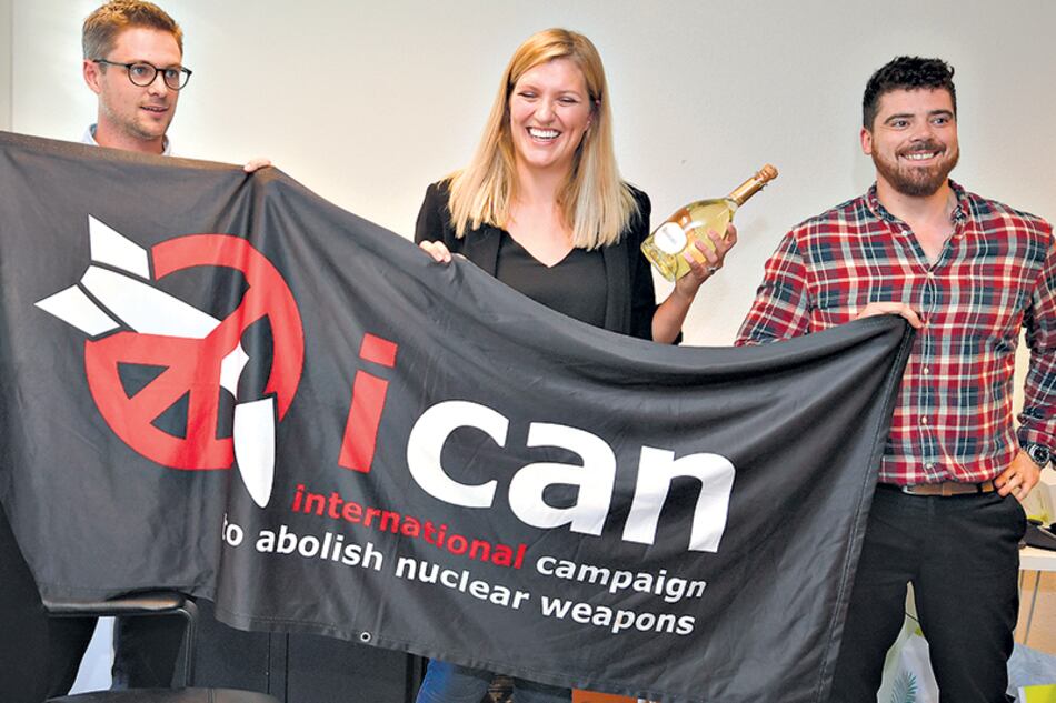 Representantes del ICAN festejan la obtención del Premio Nobel de la Paz por su trabajo en favor del desarme nuclear.