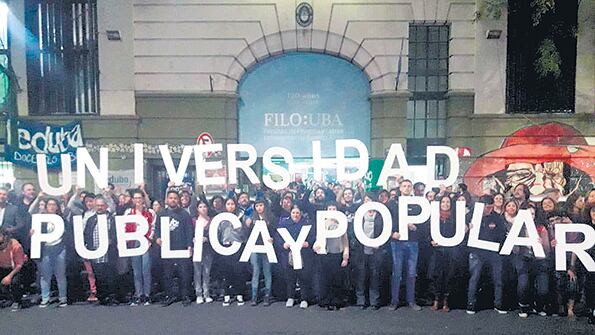 Profesores y estudiantes realizaron un abrazo simbólico en Filosofía y Letras (UBA).