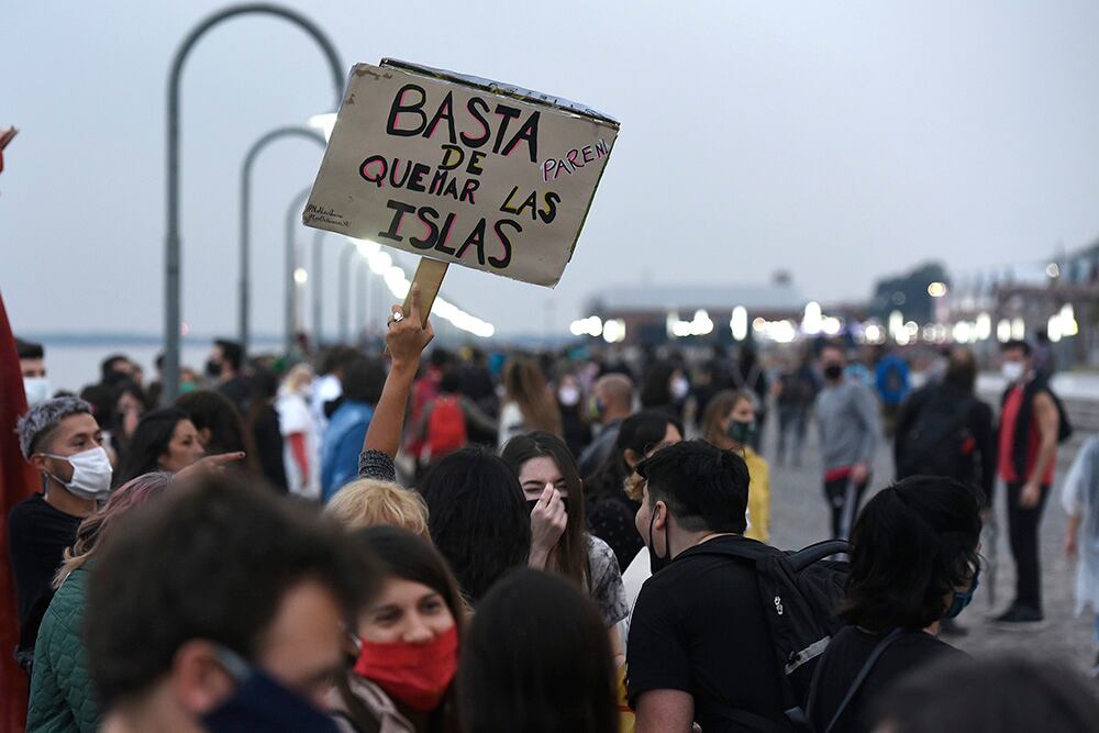 Numerosas personas se reunieron alrededor de la explanda del Parque de España. 