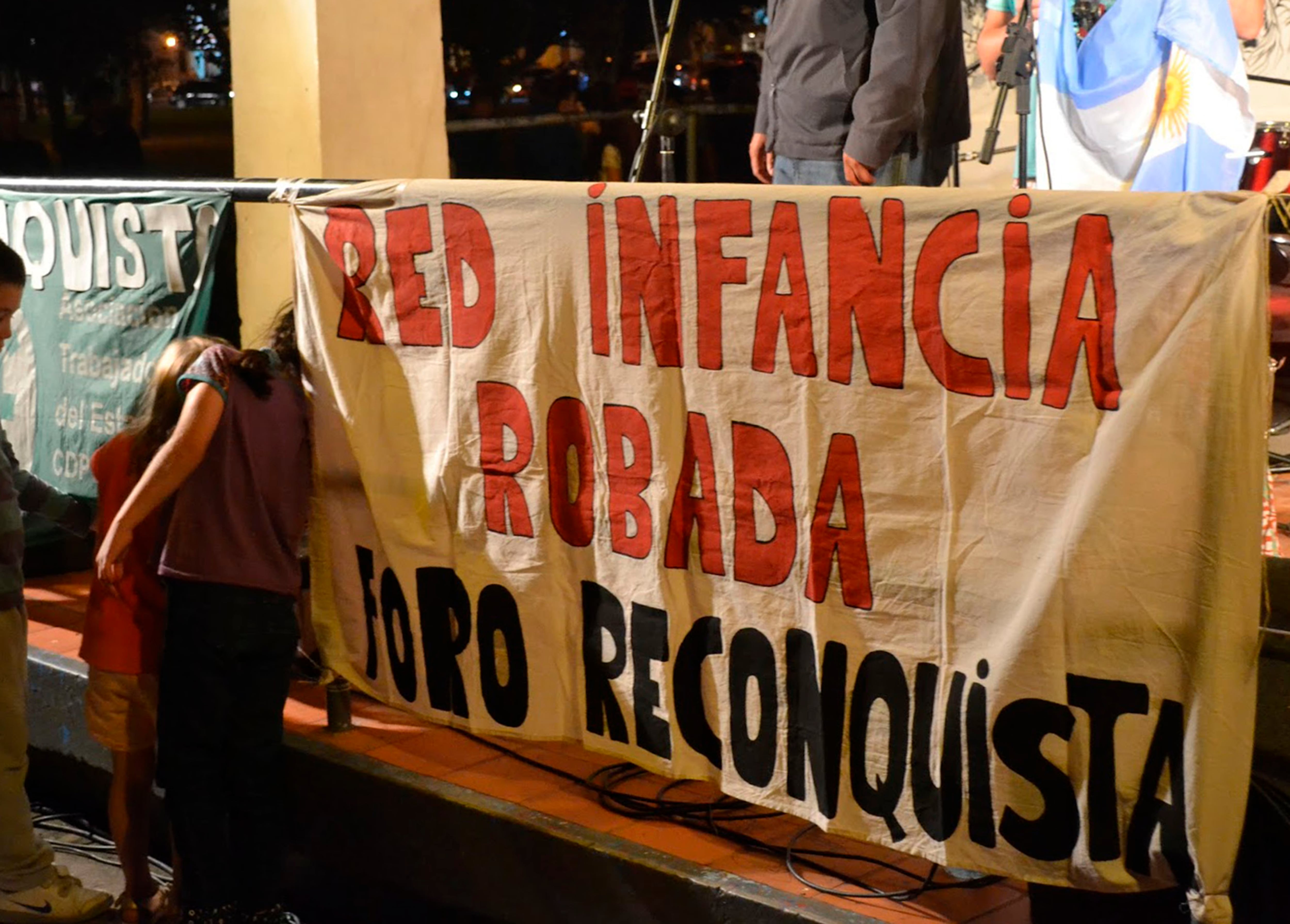 Una de las acciones públicas de la ONG Infancia Robada en Reconquista para visibilizar el problema.