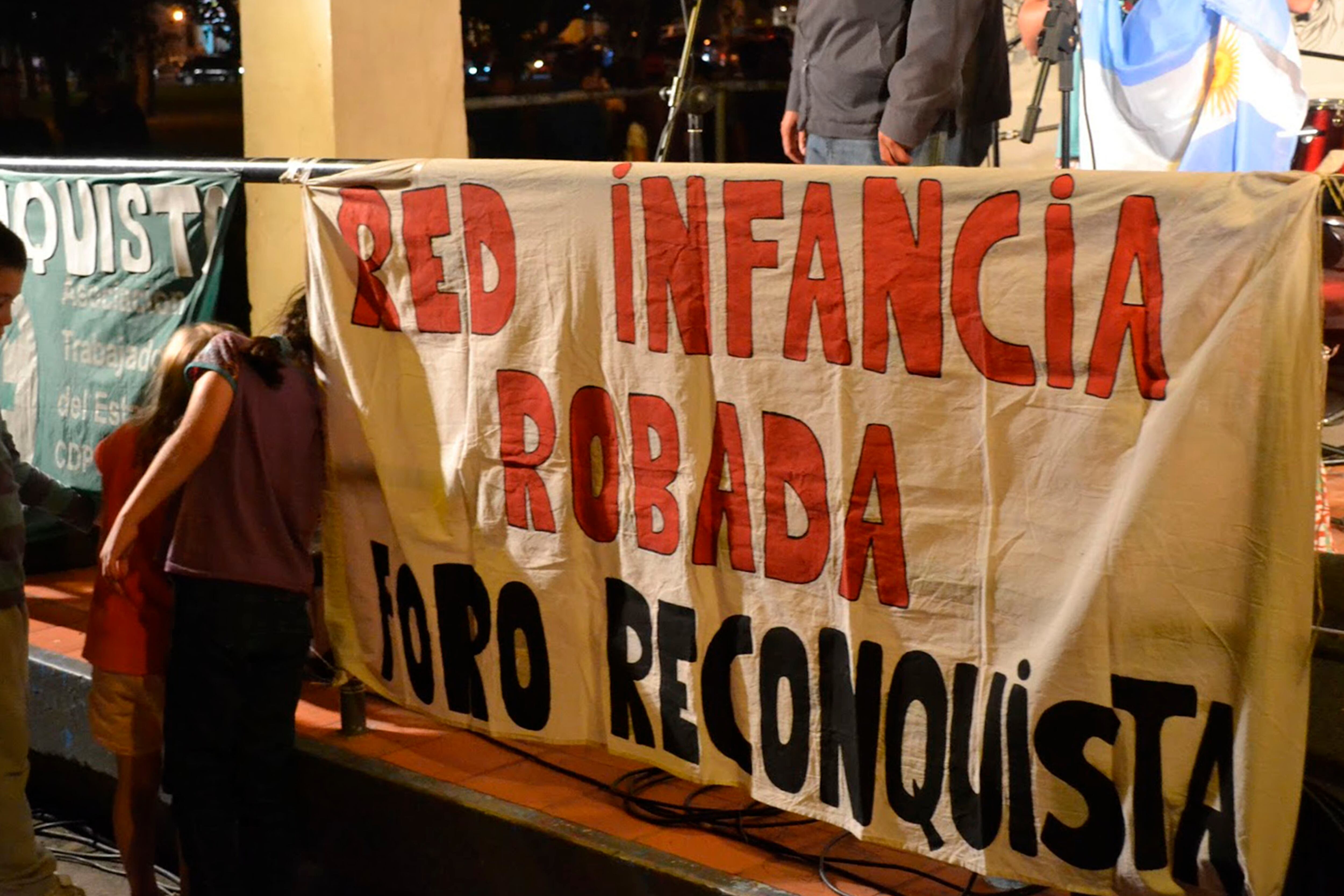 Una de las acciones públicas de la ONG Infancia Robada en Reconquista para visibilizar el problema.