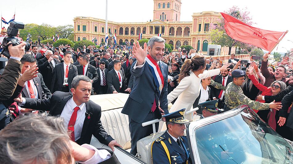 Tras la jura, camino a la catedral en un Cadillac convertible, Marito y su esposa, Silvana.