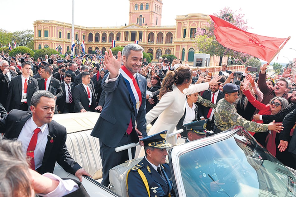 Tras la jura, camino a la catedral en un Cadillac convertible, Marito y su esposa, Silvana.