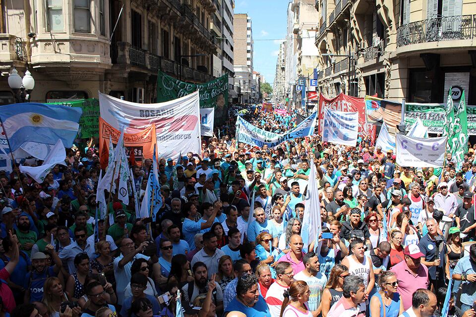 En Córdoba y Corrientes, la manifestación colmó la calle. 