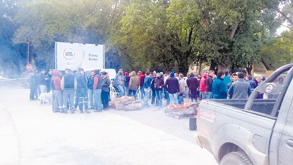 Trabajadores frente a la planta de Loma Negra en Barker. Fue inaugurada en 1956.