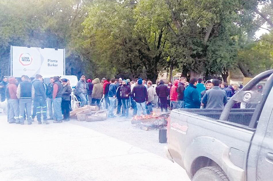 Trabajadores frente a la planta de Loma Negra en Barker. Fue inaugurada en 1956.