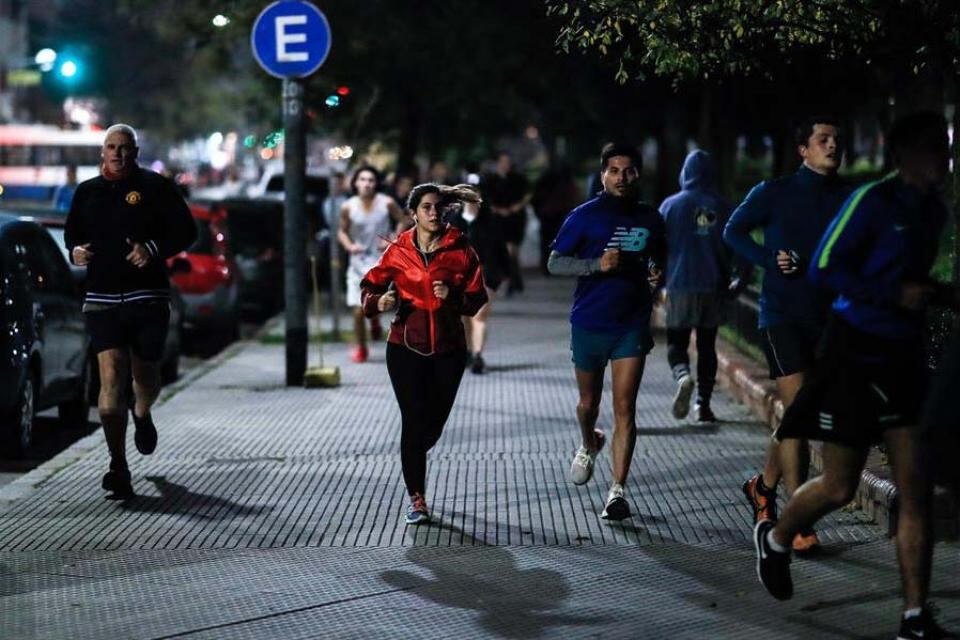 Quizás, correr todos juntos, sin barbijo, sea el nuevo modo de protestar contra... ¿qué?